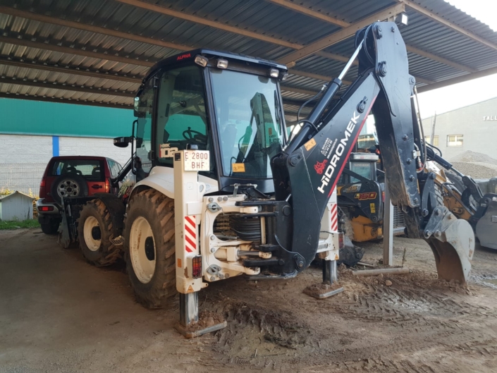 Parking cubierto, aparcament cobert a la base.