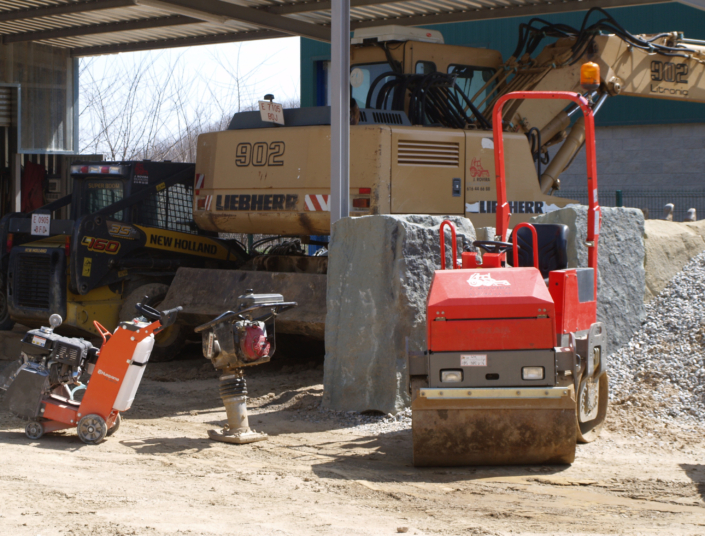 a la base tenim apiconadores, bobcat i maquinaria petita diversa.