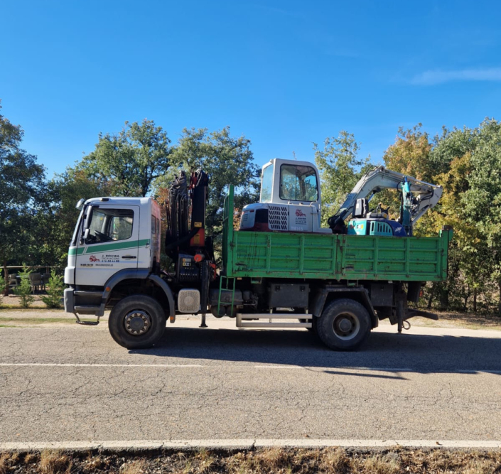 Camió grua propi per transportar les maquines petites.