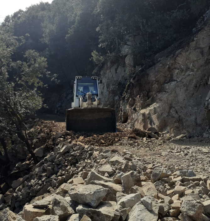 Abriendo camino con rocalla para conseguir un ancho transitable.