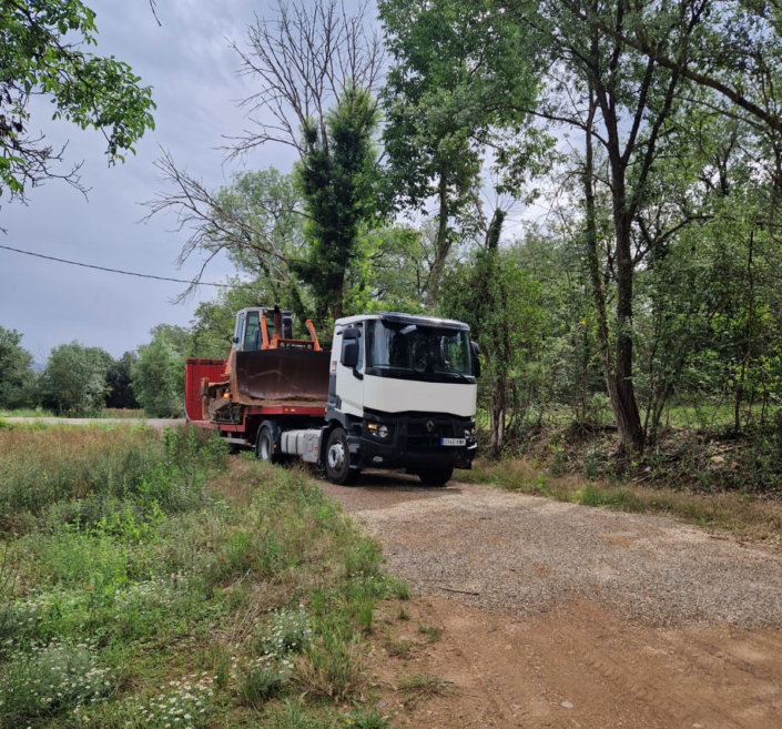 Transport de bulldozer de cadenes fins al punt de treball.