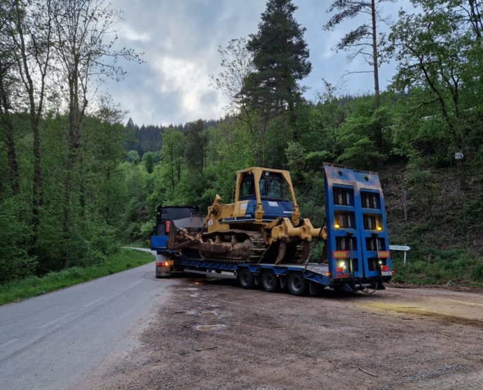 Camió gondola carregant un bulldozer.
