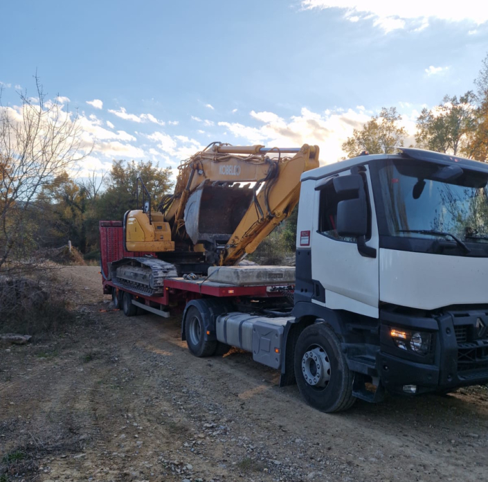 Transport de excavadora de cadenes fins al peu d'obra.